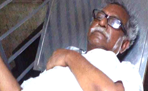 ট্রেনে পায়ের আঙুল কাটা পড়েছে আনু মুহাম্মদের