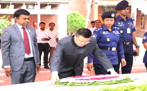জাতির পিতার সমাধিতে চীনা রাষ্ট্রদূতের শ্রদ্ধা 