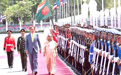 থাইল্যান্ডের গভর্নমেন্ট হাউসে দ্বিপাক্ষিক বৈঠকে প্রধানমন্ত্রী শেখ হাসিনা 