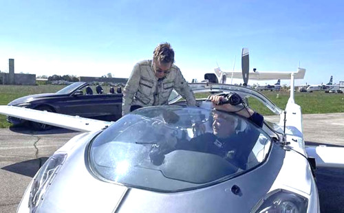 ফ্লাইং কারের প্রথম যাত্রী ফরাসি সংগীতের কিংবদন্তি 