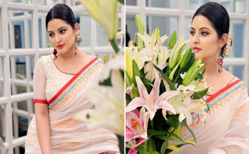 এমন মুগ্ধ হয়ে নিজেকে চেয়ে দেখিনি কখনো