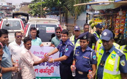 মিরসরাইয়ে তীব্র দাবদাহে তৃষ্ণার্ত মানুষের মধ্যে সুপেয় পানি, খাওয়ার স্যালাইন বিতরণ 