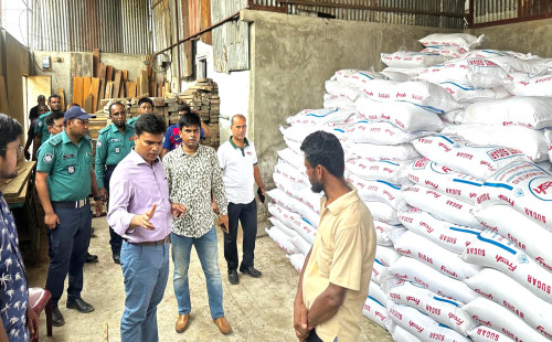 চট্টগ্রামে ৬০০ বস্তা ভারতীয় চিনি জব্দ 