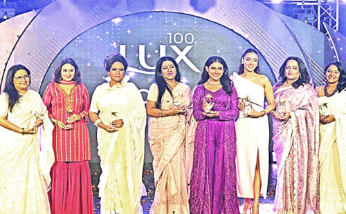 এক ফ্রেমে শোবিজ সুন্দরীরা