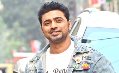 নির্বাচনী প্রচারে গিয়ে অল্পের জন্য প্রাণে বাঁচলেন দেব