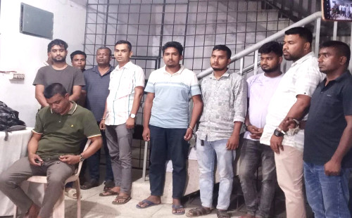 টাকাসহ চেয়ারম্যান প্রার্থী আটক, থানা ঘেরাও করে সমর্থকদের বিক্ষোভ