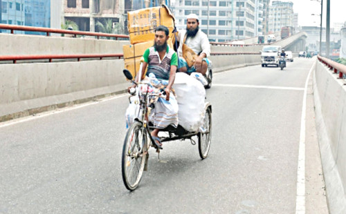 দিনে অলিগলি, রাত হলেই বেপরোয়া রাজপথে 