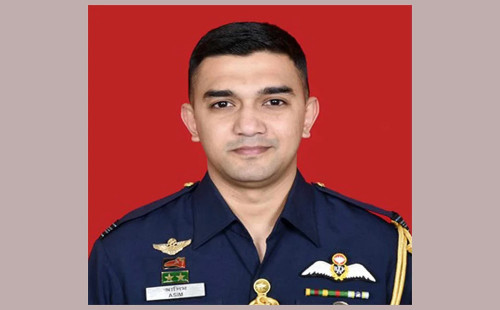 আগুন ধরলে বিমানটিকে সরিয়ে নদীতে নিয়ে যান দুই বৈমানিক 