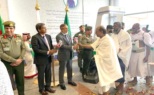 সৌদি আরবে পৌঁছেছে বাংলাদেশের প্রথম হজ ফ্লাইট 