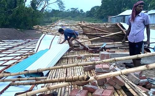 ফরিদপুরে কালবৈশাখীর তাণ্ডবে ঘরবাড়ি গাছপালা বিধ্বস্ত