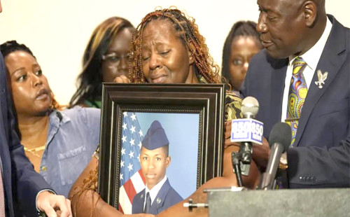 ঘরে ঢুকে বিমানবাহিনীর কর্মকর্তাকে গুলি করে মারল যুক্তরাষ্ট্রের পুলিশ 