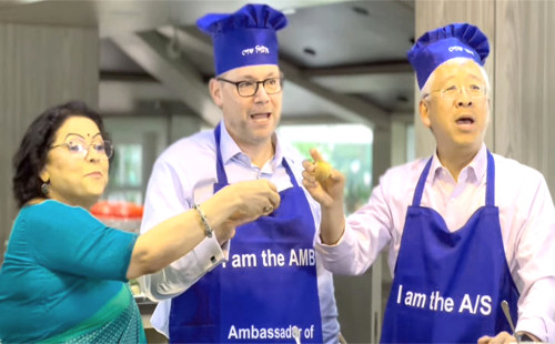 ফুচকা-ঝালমুড়ি খেয়ে বাংলাদেশের প্রশংসায় ডোনাল্ড লু 