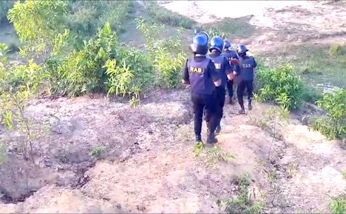 কক্সবাজারে আরসার আস্তানায় অভিযান, বিপুল পরিমাণ অস্ত্রসহ গ্রেফতার ২ 