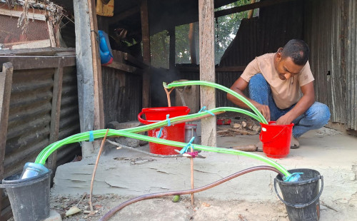 পলিথিন পুড়িয়ে জ্বালানি তেল তৈরি করেন ট্রাকচালক আনোয়ার