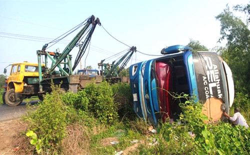 কুমিল্লায় বাস উল্টে নিহত ৫, আহত ১০ 