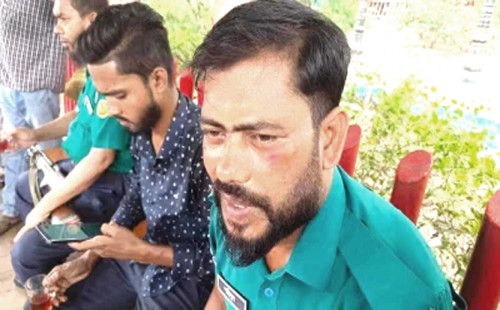 বাইকের কাগজপত্র দেখতে চাওয়ায় দুই পুলিশকে মারধর