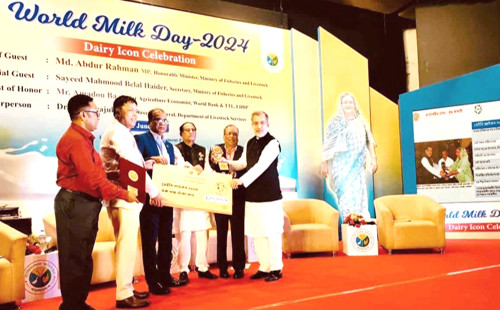 ‘ডেইরি আইকন’ পুরস্কার পেলেন এমপি ফজলে করিম 