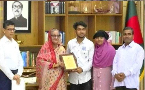 প্রধানমন্ত্রীর হাত থেকে পুরস্কার পেলেন কলেজছাত্র রনি 