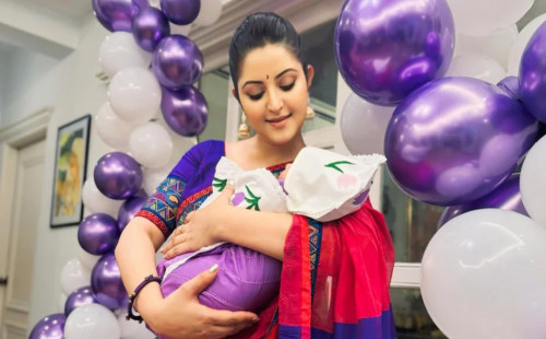 মেয়ে প্রিয়মের এক মাস উদযাপন করলেন পরী মণি 