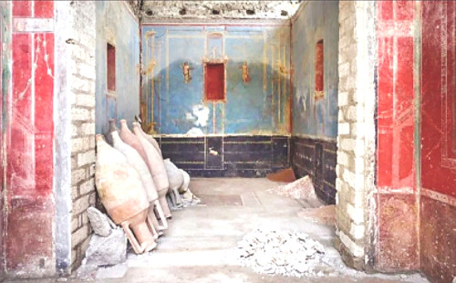 পম্পেইয়ের মাটির নিচে অন্য রকম নীল দেয়ালের ঘর 