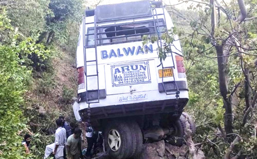 জম্মু-কাশ্মীরে বাসে জঙ্গি হামলা, নিহত ১০ 