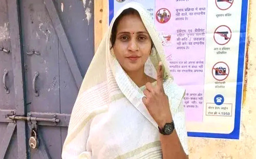 বিজেপির প্রার্থীকে হারিয়ে এমপি হলেন ২৫ বছরের গৃহবধূ 