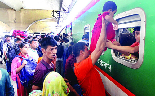 টিকিট নিয়েও ট্রেনে চড়তে পারেনি অনেকে, ভোগান্তি চরমে 