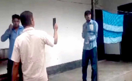 ইউএনওর নির্দেশে বিদ্যুৎকর্মীকে বেঁধে রাখল আনসাররা! 