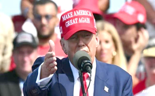 বিদেশি গ্র্যাজুয়েটদের গ্রিন কার্ডের প্রতিশ্রুতি দিয়েছেন ট্রাম্প 