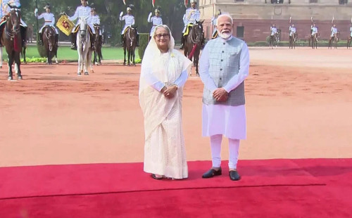 দিল্লির রাষ্ট্রপতি ভবনে শেখ হাসিনাকে মোদীর লাল গালিচা সংবর্ধনা 