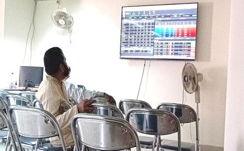 পুঁজিবাজার ছাড়ছে দেশি-বিদেশি বিনিয়োগকারীরা