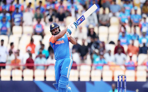 রোহিতের বিধ্বংসী ইনিংসে ভারতের ২০৫