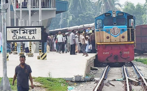 কুমিল্লায় নারীর চিৎকারে থামল ট্রেন 