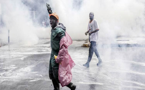 কেনিয়ায় নতুন আইনের বিরুদ্ধে বিক্ষোভ, সংসদ ভবনে আগুন 