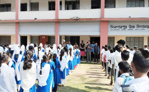 প্রশ্নপত্র নেই, ব্ল্যাকবোর্ডে প্রশ্ন লিখে পরীক্ষা গ্রহণ 