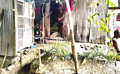 কবরস্থানে জায়গা না দেওয়ায় ঘরের বারান্দায় মায়ের দাফন 