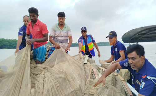 বিপুল পরিমাণ অবৈধ জাল মাছ-পোনাসহ আটক ৮৩ 