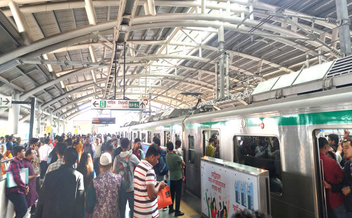 হঠাৎ করে মেট্রোরেলে যাত্রী বেড়েছে ২০ শতাংশ 