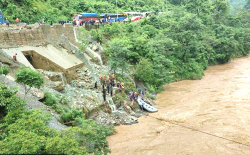 নেপালে ভূমিধসে নদীতে ছিটকে পড়ল দুই বাস, নিখোঁজ অন্তত ৬০ 