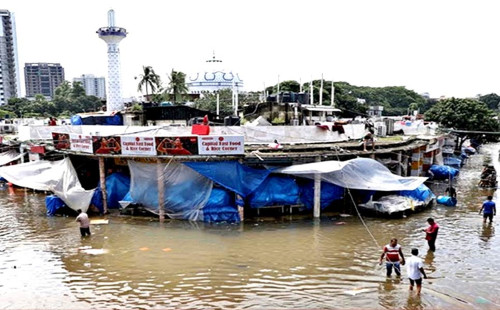পানির নিচে নিউমার্কেট ও নীলক্ষেত, ক্ষতির মুখে ব্যবসায়ীরা 