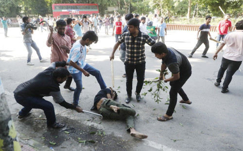 পরিবেশ শান্ত করতে ঢাবিতে পুলিশ মোতায়েন 