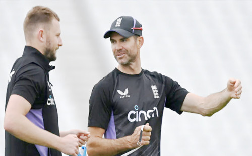 বোলিং মেন্টর অ্যান্ডারসন, স্টোকস বললেন ‘সবাই তার কাছে শিখতে মরিয়া’