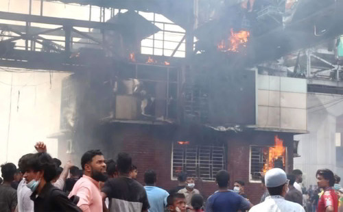 ৭৮ বক্সে আগুন-লুটপাট, ‘আশ্রয়হীন’ ট্রাফিক পুলিশ 