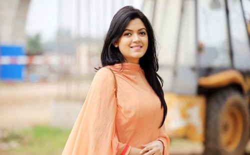 উপস্থাপকদের যে আবদার করলেন ‘তুফান’ নায়িকা 