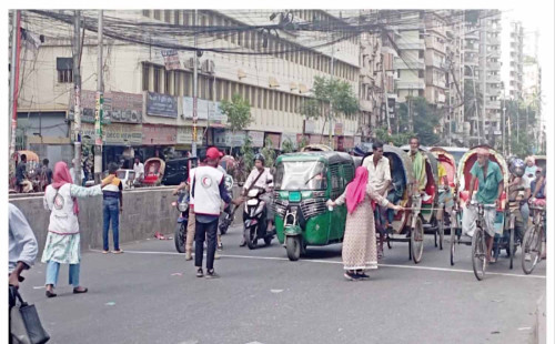 সড়কে শৃঙ্খলা ফেরাতে রাস্তায় শিক্ষার্থীরা 
