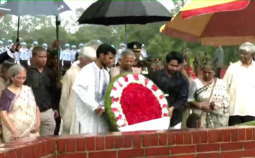 বৃষ্টির মধ্যে জাতীয় স্মৃতিসৌধে ড. ইউনূস ও ১৩ উপদেষ্টার শ্রদ্ধা 