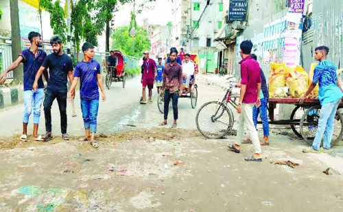 ৬০ ফিট সড়কের বড় বড় গর্ত ভরাট করতে ভ্যানে মাটি টানছেন তারা 