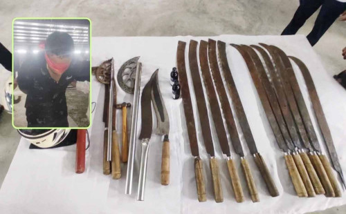 প্রাইভেট কার থেকে ২ বস্তা দেশীয় অস্ত্র উদ্ধার শিক্ষার্থীদের 