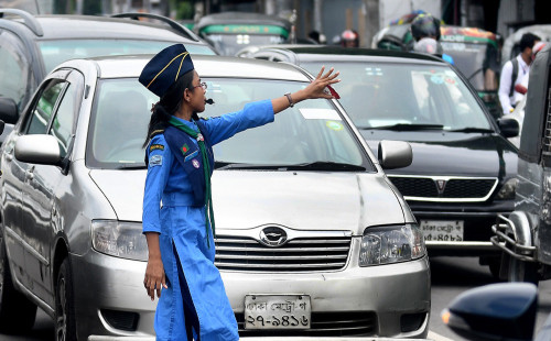 সড়কে কাজ করা শিক্ষার্থীদের সুখবর দিলেন স্বরাষ্ট্র উপদেষ্টা 