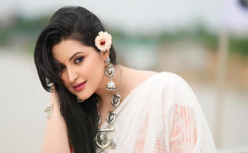 নদীর বুকে মোহমীয় পরীমণি